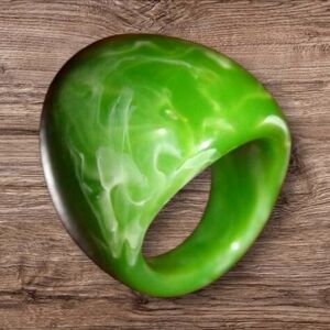 ✨ Lush Green Swirl Acrylic Statement Ring - Size 7.25! ✨